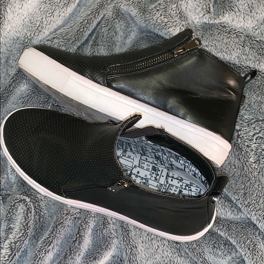 Steve Madden size 7 high top black zip ups